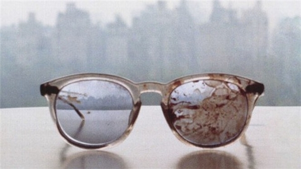 
Đây là chiếc kính mà John Lennon đã đeo vào hôm bị ám sát năm 1980. Vết máu bám trên chiếc kính là minh chứng cho tội ác của kẻ sát nhân. Vụ giết người của tên sát nhân Mark David Chapman được xem là một trong những bi kịch kinh khủng nhất lịch sử. 
