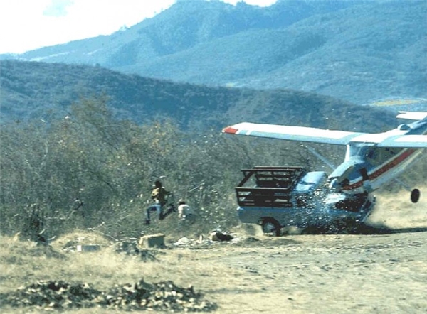 
Thời khắc chiêc máy bay đâm xầm vào chiếc xe tải gần đường băng vì ảnh hưởng của gió giật ngang. Bức ảnh được chụp vào năm 1976. Mặc dù chỉ là chớp lại trong khoảng khắc nhưng ta dễ nhận ra sự kinh khủng của nó qua cách bỏ chạy của người đàn ông.
