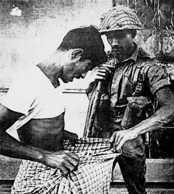 
Một binh lính người Pakistan trong cuộc chiến giành độc lập ở Bangladesh vào năm 1971 đã kiểm tra một người đàn ông đã cắt bao quy đầu chưa (vì người Hindu thường không cắt bao quy đầu). 