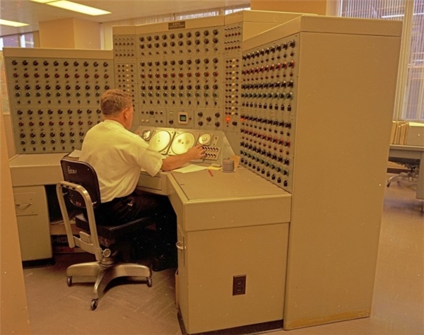 
Người đàn ông này đang làm việc trên máy tính mô phỏng tương tự số (analog computer) vào năm 1968. Thật thú vị khi biết rằng chiếc máy tính chúng ta đang sử dụng lại mạnh hơn và nhỏ hơn gấp ngàn lần, hơn nữa giá thành cũng rẻ hơn rất nhiều.