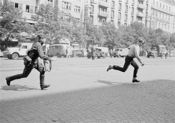 
Một người lính Liên Xô đuổi theo một thanh niên ném đá vào một chiếc xe tăng vào mùa xuân năm 1968 tại Prague. Vào những ngày đó, người dân không ai muốn giành được độc lập.