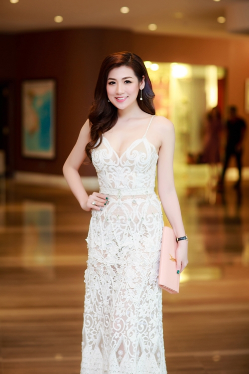 
Á hậu Dương Tú Anh vừa trang nhã, nữ tính mà vẫn khoe khéo vẻ sexy, gợi cảm với đầm ren trắng hai dây.