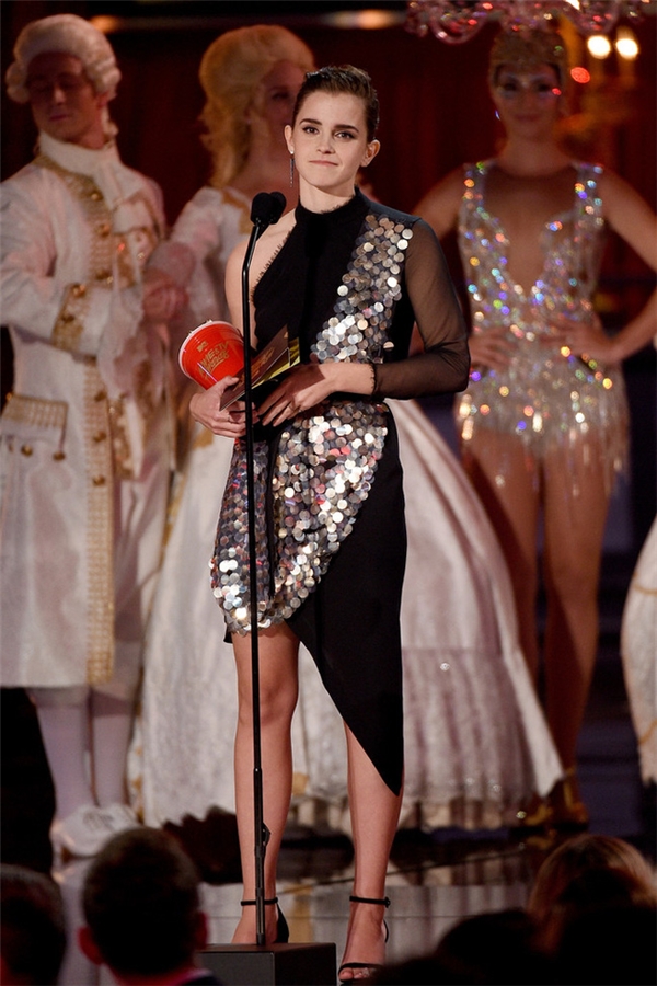 
Emma Watson lên nhận giải MTV đầu tiên trong đời.