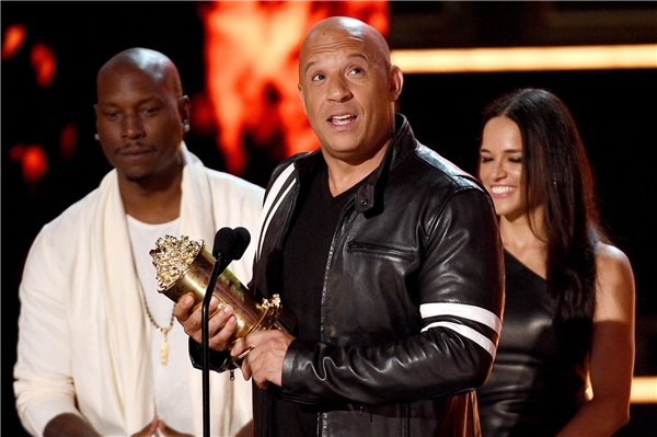 
Vin Diesel cùng Michelle Rodriguez và Tyrese Gibson lên nhận giải.