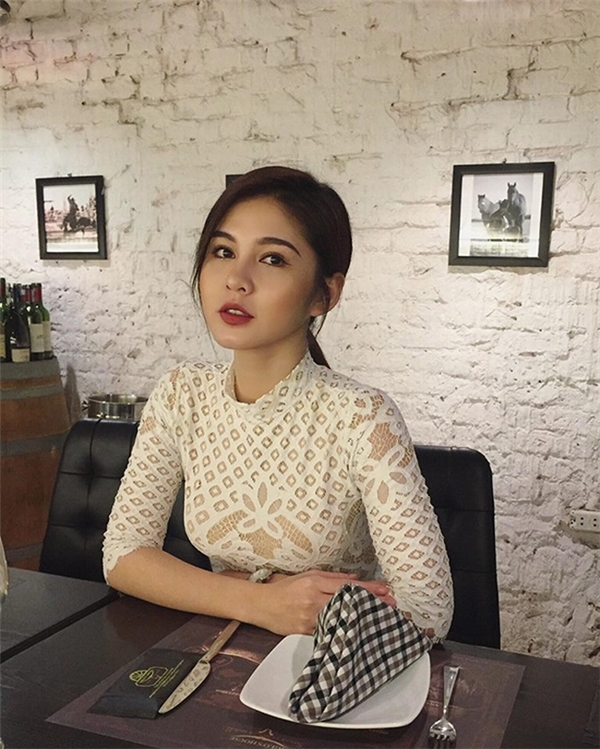 
Ngoài đời, em gái Lê Thành khiến khán giả ấn tượng bởi nhan sắc xinh đẹp cùng gu ăn mặc cá tính mà không kém phần gợi cảm.