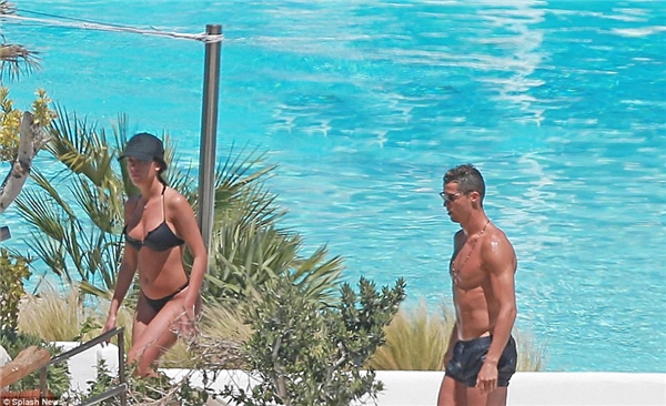 
Ronaldo và bạn gái đã có kỳ nghỉ cuối tuần lãng mạn tại hòn đảo Ibiza xinh đẹp. (Ảnh: Splash News)