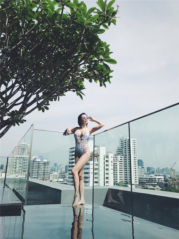 
Những ngày qua, Tóc Tiên đã có mặt tại Bangkok, Thái Lan để hoàn thành một TVC quảng cáo. Nữ ca sĩ khoe hình ảnh chụp tại hồ bơi với bikini một mảnh vô cùng cuốn hút.