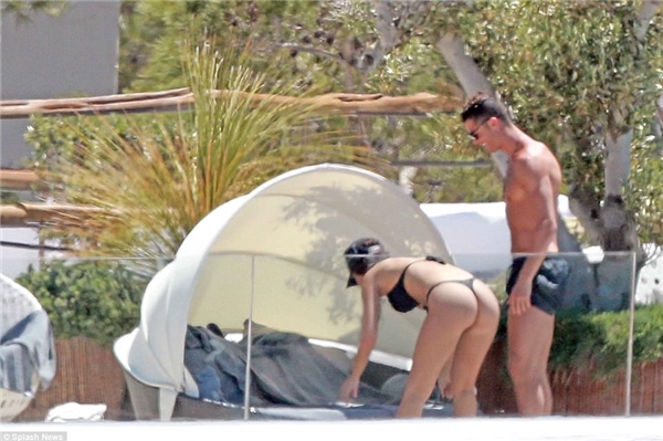 Cristiano Ronaldo và bạn gái khoe thân hình nóng bỏng bên bãi biển