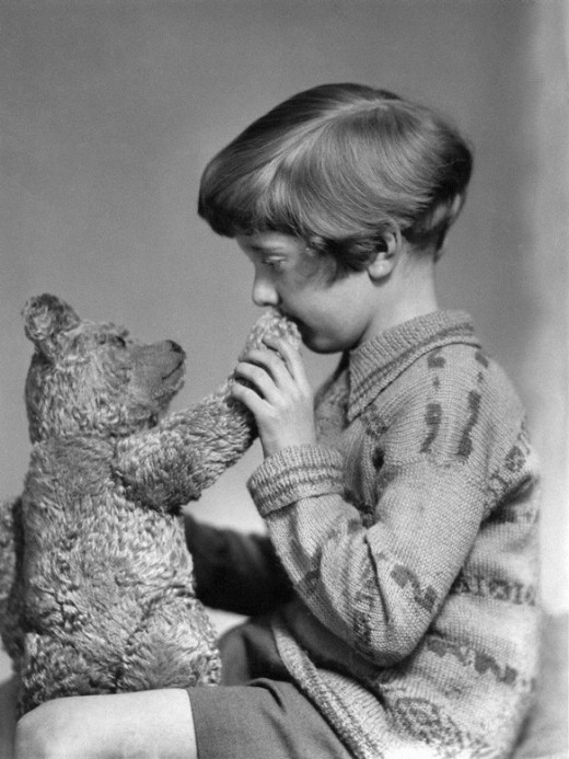 
Đây chính là Winnie the Pooh và Christopher Robin Milne trong đời thực. Mặc dù bức ảnh trông đáng yêu như thế nhưng sau khi trưởng thành, cô bé ngày ấy đã thương mại hóa người bạn tuổi thơ của mình.