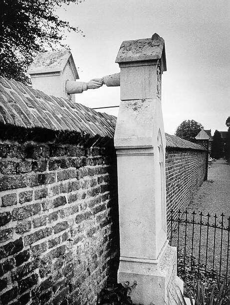 
Đây là ngôi mộ của một phụ nữ Công giáo và người chồng theo đạo Tin Lành ở Hà Lan năm 1888. Thật buồn khi thấy rằng, kể cả trong tình yêu vẫn có sự phân biệt rạch ròi đến vậy.