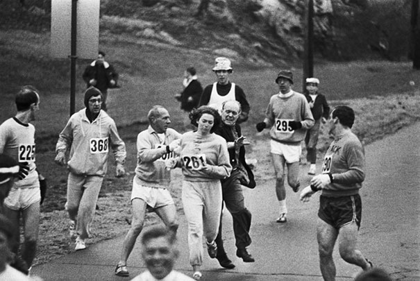 
Trước khi trở thành người phụ nữ đầu tiên hoàn thành Boston Marathon vào năm 1967, ban tổ chức đã cố gắng ngăn Kathrine Switzer hoàn thành cuộc thi.