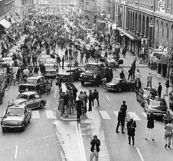 

Năm 1967 Thụy Điển quyết định cải cách luật. Theo đó mọi người phải lái xe bên tay phải theo chiều chạy thay vì tay trái. Bức ảnh là cảnh đường phố vào sáng hôm sau.