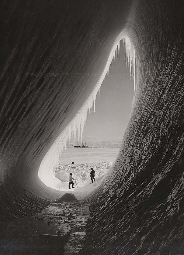 
“Hang động” tạm thời trong một tảng băng trôi ở Nam Cực. Ảnh được chụp vào ngày 5/1/2011.