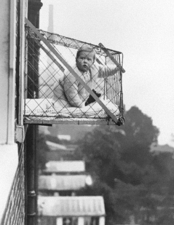 
Năm 1937, các bậc phụ huynh thường nhốt con mình trong chiếc lông tạm bợ và cheo leo này để tắm nắng.