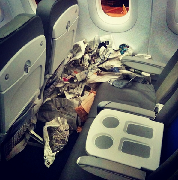 
Rõ ràng trên máy bay vẫn có nơi bỏ rác kia mà. 