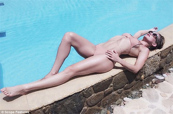 
Kate Hudson khoe đôi chân dài thẳng nuột và thân hình đẹp đến từng milimet tại một hồ bơi Hy Lạp. (Ảnh: Scope Features)