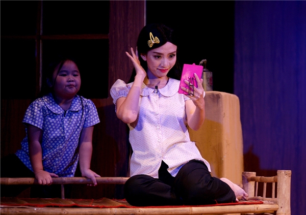 Vừa trở lại sân khấu kịch, Thu Trang khiến khán giả khóc hết nước mắt - Tin sao Viet - Tin tuc sao Viet - Scandal sao Viet - Tin tuc cua Sao - Tin cua Sao