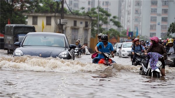 
Nếu đi qua chỗ bị ngập nước, nên quan sát xe đi trước để ước chừng mức nước ngập. (Ảnh minh họa)
