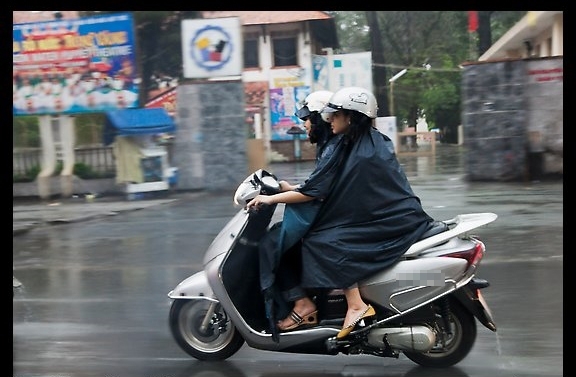 
Giữ tinh thần thoải mái khi lái xe dưới trời mưa. (Ảnh minh họa)