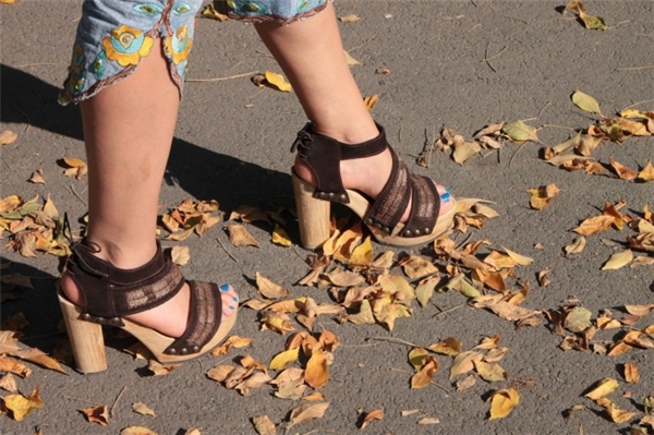 
Giày cao gót: Theo nghiên cứu, phụ nữ mắc các vấn đề ở chân nhiều gấp 4 lần đàn ông, chẳng hạn đau/viêm khớp, chai da, bong gân, tổn hại dây thần kinh chân… Hầu hết những vấn đề trên đều do giày cao gót gây ra, gót càng cao và càng nhỏ thì tình trạng càng nặng.