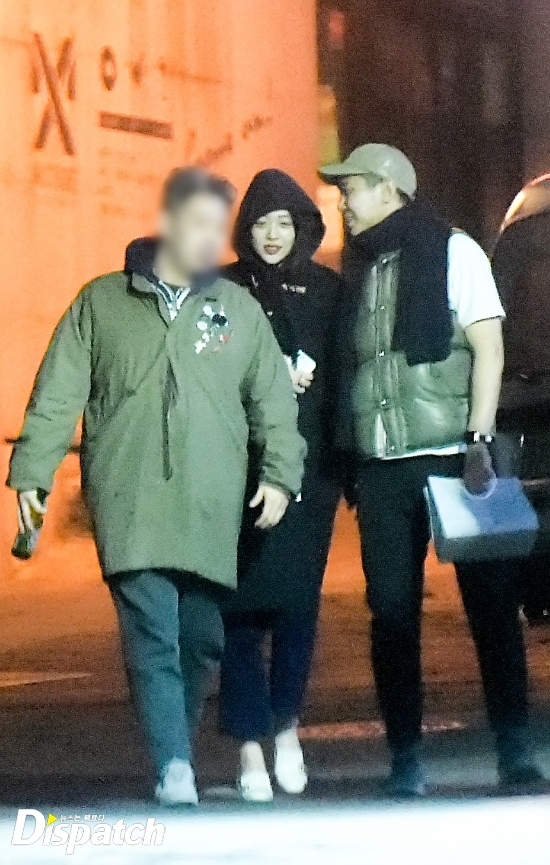 
Hình ảnh hẹn hò của Sulli và Kim Min Joon từ dịp Valentine được Dispatch tung ra từ vài tháng trước nhưng khi đó đã được làm mờ mặt và cũng không có người lên tiếng xác nhận.