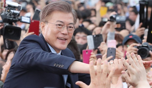 
Ông Moon Jae In đã giành chiến thắng với tỷ lệ phiếu bầu 41,1%, “bỏ xa” ứng cử viên Hong Joon Pyo của đảng Tự do Hàn Quốc (23,3%), ứng cử viên Ahn Cheol Soo của đảng Nhân dân (21,8%)…