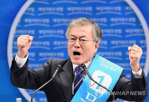
Bên cạnh đó, trong bài phát biểu tại sự kiện ăn mừng chiến thắng ở quận Gwanghwamun, thủ đô Seoul diễn ra vào tối qua 9/5, ông Moon Jae In đã một lần nữa khẳng định: "Tôi sẽ xây dựng một đất nước mới. Tôi sẽ xây dựng một Hàn Quốc vĩ đại, một Hàn Quốc tự hào”.