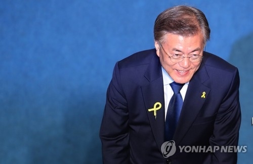 
Trong ngày hôm nay, tân tổng thống Moon Jae In sẽ có bài phát biểu trước người dân cả nước và chính thức làm lễ nhận chức. Sau đó, ông sẽ bắt tay vào công việc trên cương vị là một tổng thống mới.