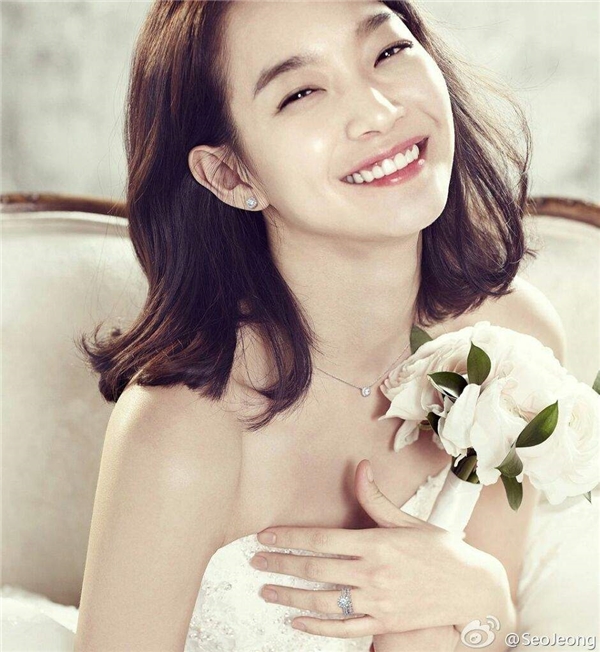 Đôi mắt biết cười cùng đôi má lúm đáng yêu chính là nét đặc trưng của Shin Min Ah.
