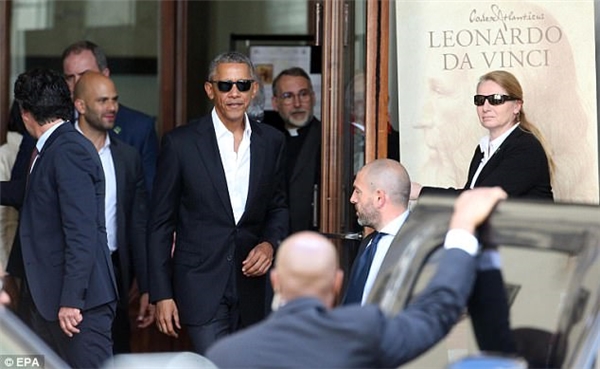 
Barack Obama xuất hiện như soái ca trên phố Milan.