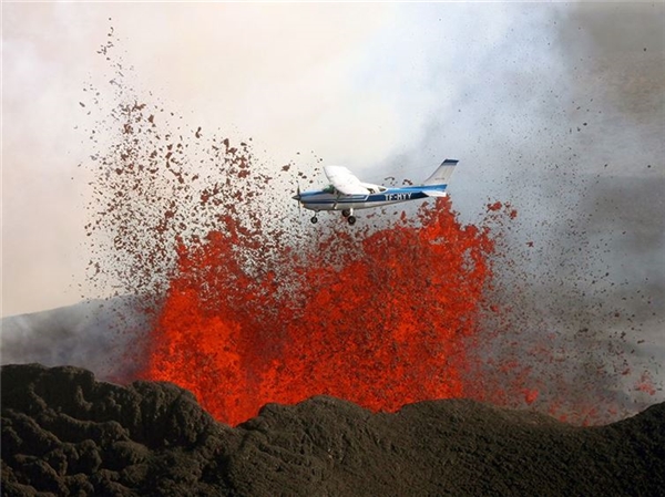 
Hoành tráng làm sao cảnh núi lửa ở Iceland phun trào, như muốn nuốt chửng chiếc máy bay. 