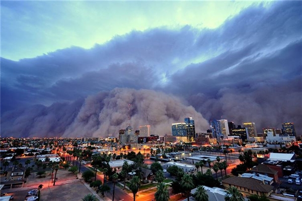 
Đây không phải là thảm họa hay ngày tận thế đâu, mà chỉ là bão bụi ở Phoenix, Arizona.