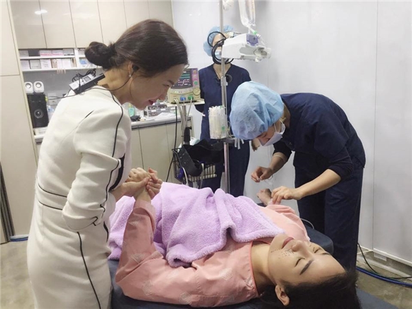 Sao Việt gây xôn xao khi công khai quá trình phẫu thuật thẩm mỹ