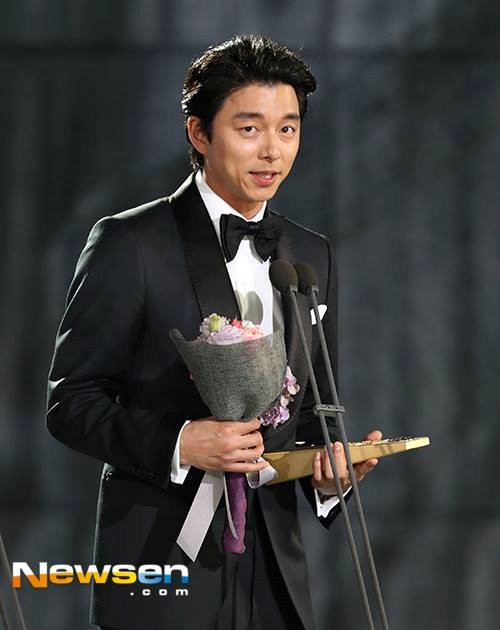 
Bên cạnh đó, với vai diễn “yêu tinh Kim Shin” trong Goblin, Gong Yoo đã vinh dự nhận được giải thưởng Nam diễn viên xuất sắc nhất tại Lễ trao giải nghệ thuật Baeksang lần thứ 53 diễn ra vào ngày 3/5 vừa qua. Đồng thời mang lại cho nam diễn viên sinh năm 1979 danh hiệu “Ảnh đế của Hàn Quốc”.