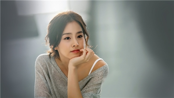 Kim Tae Hee đích thị là "Nữ thần sắc đẹp không tuổi" khi vẫn cứ đẹp bất chấp thời gian ở tuổi gần 40.