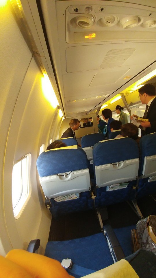 Ấn tượng với hình ảnh giản dị khi đi máy bay của Tân Tổng thống Hàn