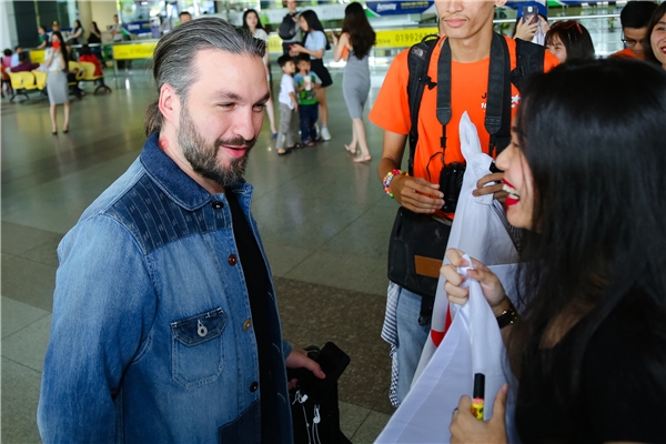 DJ Steve Angello thân thiện kí tặng fan Việt ở sân bay - Tin sao Viet - Tin tuc sao Viet - Scandal sao Viet - Tin tuc cua Sao - Tin cua Sao