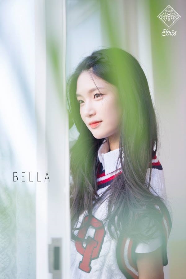 
Bella sinh ngày 2/2/1999 và là "chị cả" của nhóm nhạc này.