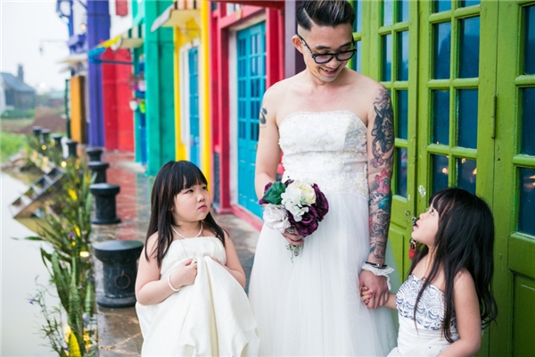 
Người cha đơn thân không ngại chụp ảnh với váy cưới cùng hai con gái khiến dân mạng xúc động. (Ảnh: Internet)