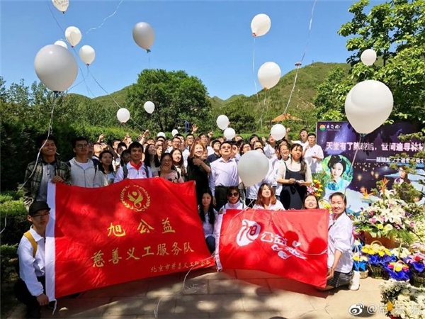 
Người hâm mộ đến viếng hoa vào ngày giỗ của Trần Hiểu Húc sáng qua.
