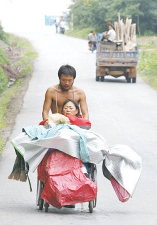
Anh Phiền Mông (Trung Quốc) đã dùng xe lăn đưa mẹ đi bộ hơn 3000 cây số trong vòng 3 tháng 1 ngày, để giúp người mẹ tật nguyền của mình thực hiện ước mơ được du ngoạn khắp đất nước. Anh đã cùng mẹ đi bộ từ Bắc Kinh đến thành phố Cảng Hồng (Trung Quốc). (Ảnh: Internet)