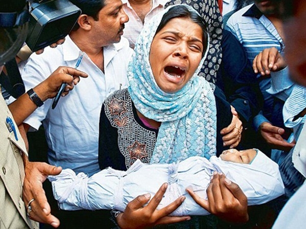
Người mẹ trẻ tại Ấn Độ gào khóc đau đớn, khi chứng kiến cảnh đứa con duy nhất, chỉ mới được 3 tháng tuổi đã phải rời xa cuộc sống này. (Ảnh: Internet)