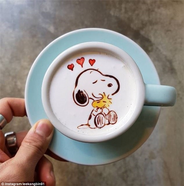 
Một nghệ nhân Hàn Quốc đang tạo ra một kiệt tác trên chiếc cốc cà phê nhỏ xíu