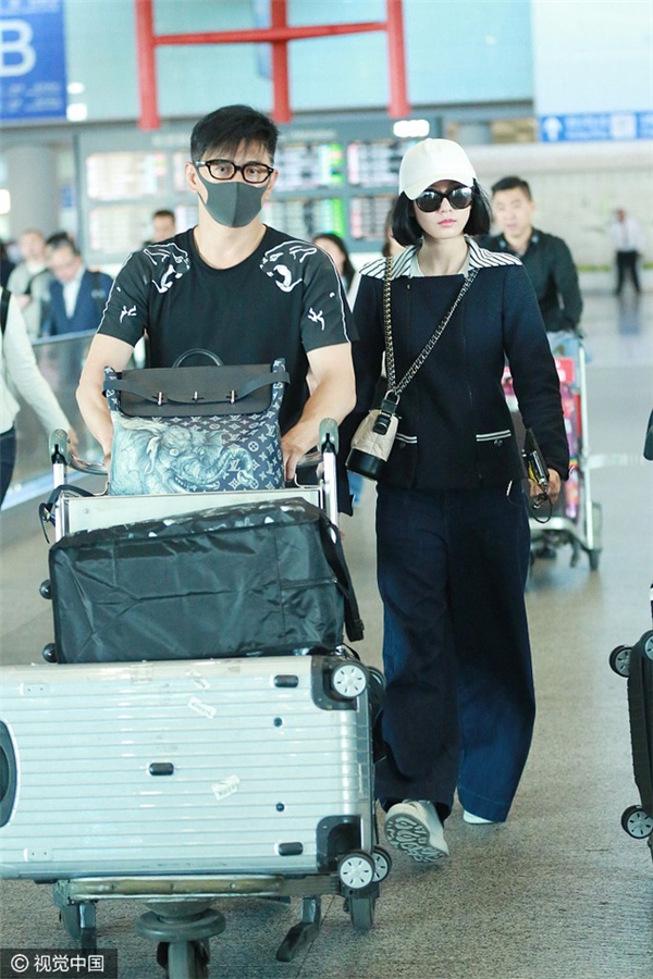 
Hình ảnh thường gặp của cặp vợ chồng ngôi sao này ở phi trường là Ngô Kỳ Long sẽ phụ trách mang vác tất cả hành lý để cô vợ bé nhỏ thảnh thơi bước theo. Hai người cũng liên tục nắm tay nhau cho đến khi rời khỏi sân bay.