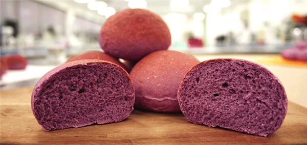 
Bánh mì màu tím.