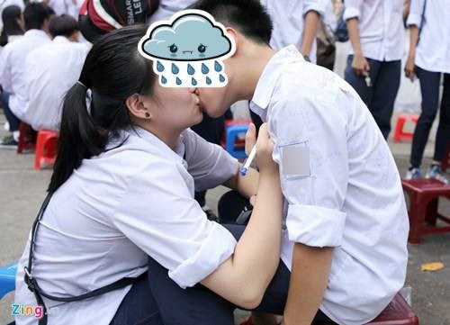 
Giữa sân trường xung quanh là rất nhiều thầy cô, bạn bè, mà cặp đôi trẻ vẫn tự nhiên trao nhau nụ hôn nồng cháy. (Ảnh: Zing.vn)