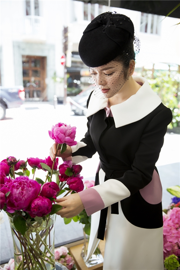 
Nữ diễn viên đã tự tay đi lựa chọn hoa để chuẩn bị cho buổi lễ viếng mộ Công nương Grace Kelly tại Nhà thờ hoàng gia Monaco - đây là nơi an nghỉ của các thành viên hoàng gia Monaco. - Tin sao Viet - Tin tuc sao Viet - Scandal sao Viet - Tin tuc cua Sao - Tin cua Sao