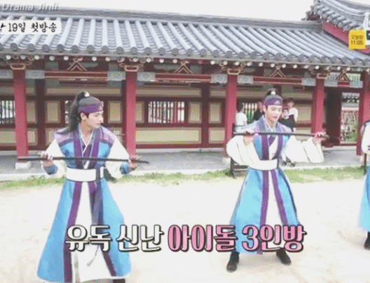 
3 chàng idol Hyung Sik, Min Ho, V nhảy chuyên nghiệp không ngừng nghỉ với thanh kiếm trong tay.