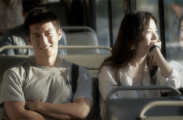 
Những mối tình trên chuyến xe bus đôi khi lãng mạn đến không ngờ. (Ảnh minh hoạ)