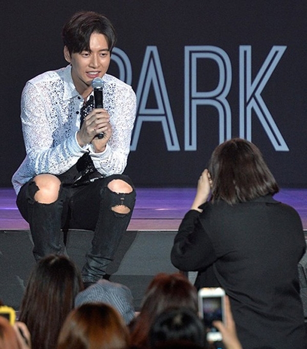 
Park Hae Jin ngồi xuống để có thể nhìn gần hơn một fan nữ đang dùng tay che mắt vì xấu hổ.